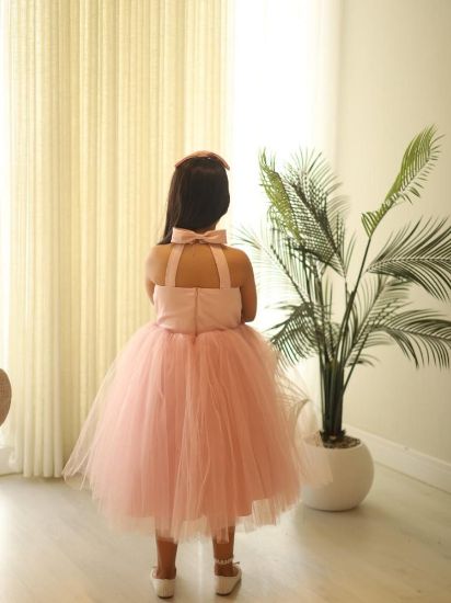 صورة فستان سهرة لحمي انيق تطريز على الصدر ونفاش تل